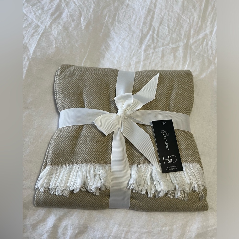 Hallmart Collectibles Grandeur Diamond Decorative Knit Fringed Throw | Beige NWT
